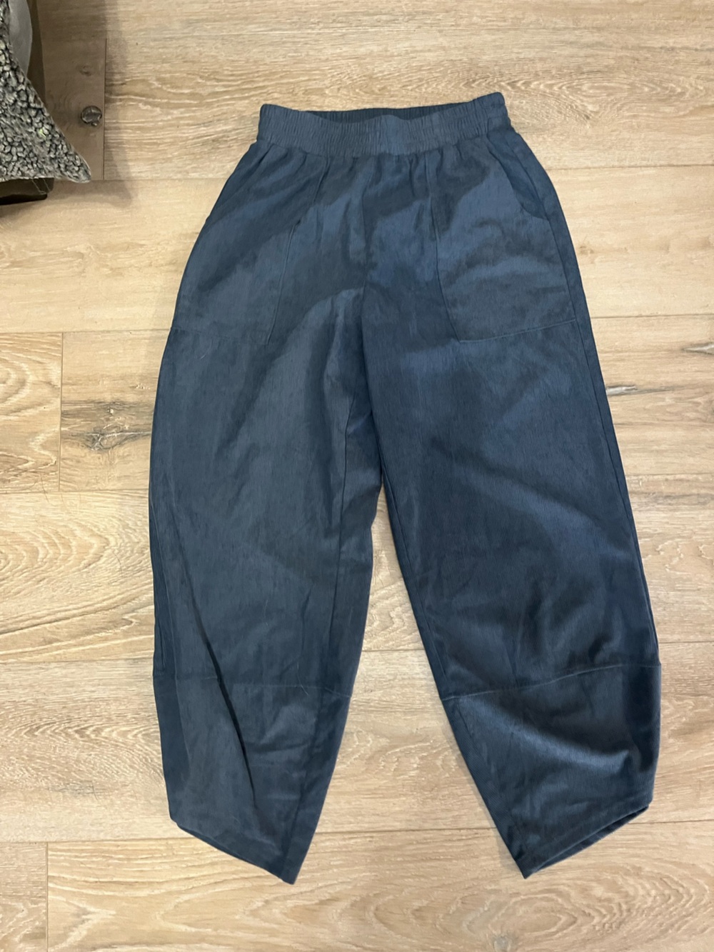 Freeoak textured steel blue  Elastic-Waist barrel style pant size S from Amazon